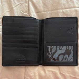 Dopp black leather bifold wallet for men or women